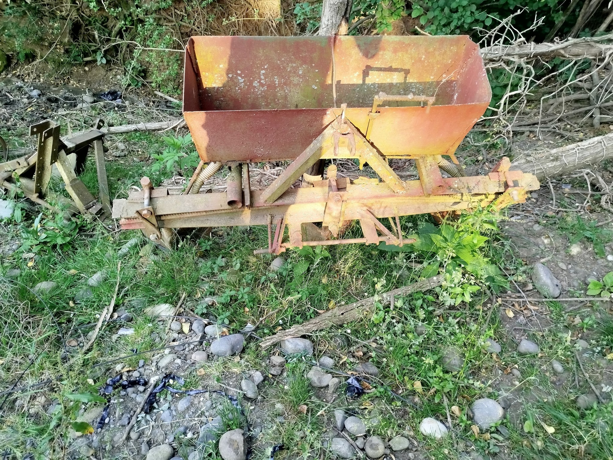 ტრაქტორი იმპლემენტებით