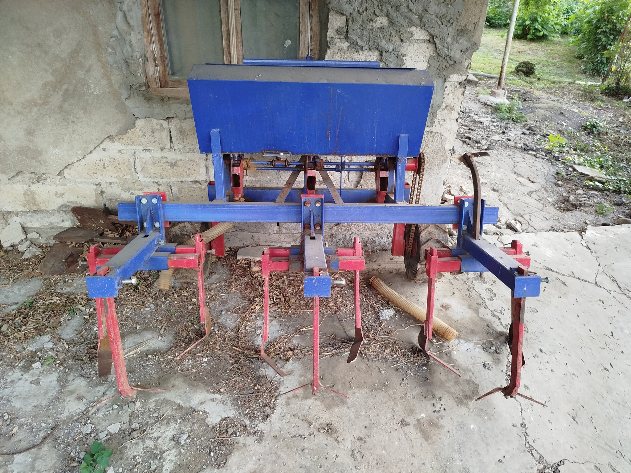 ტრაქტორი იმპლემენტებით