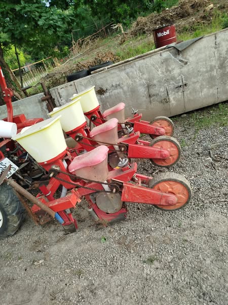 ტრაქტორი იმპლემენტებით