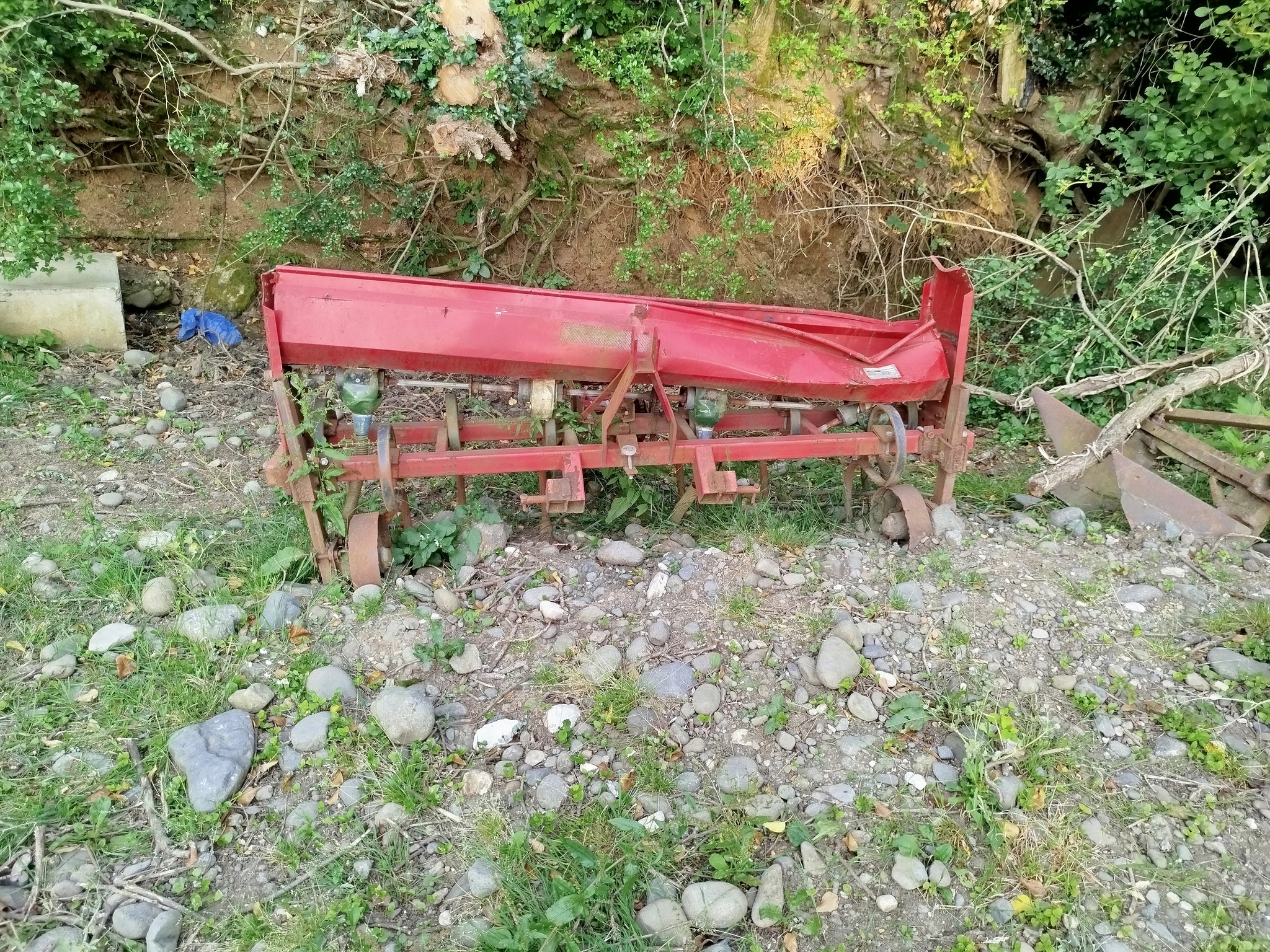 ტრაქტორი იმპლემენტებით