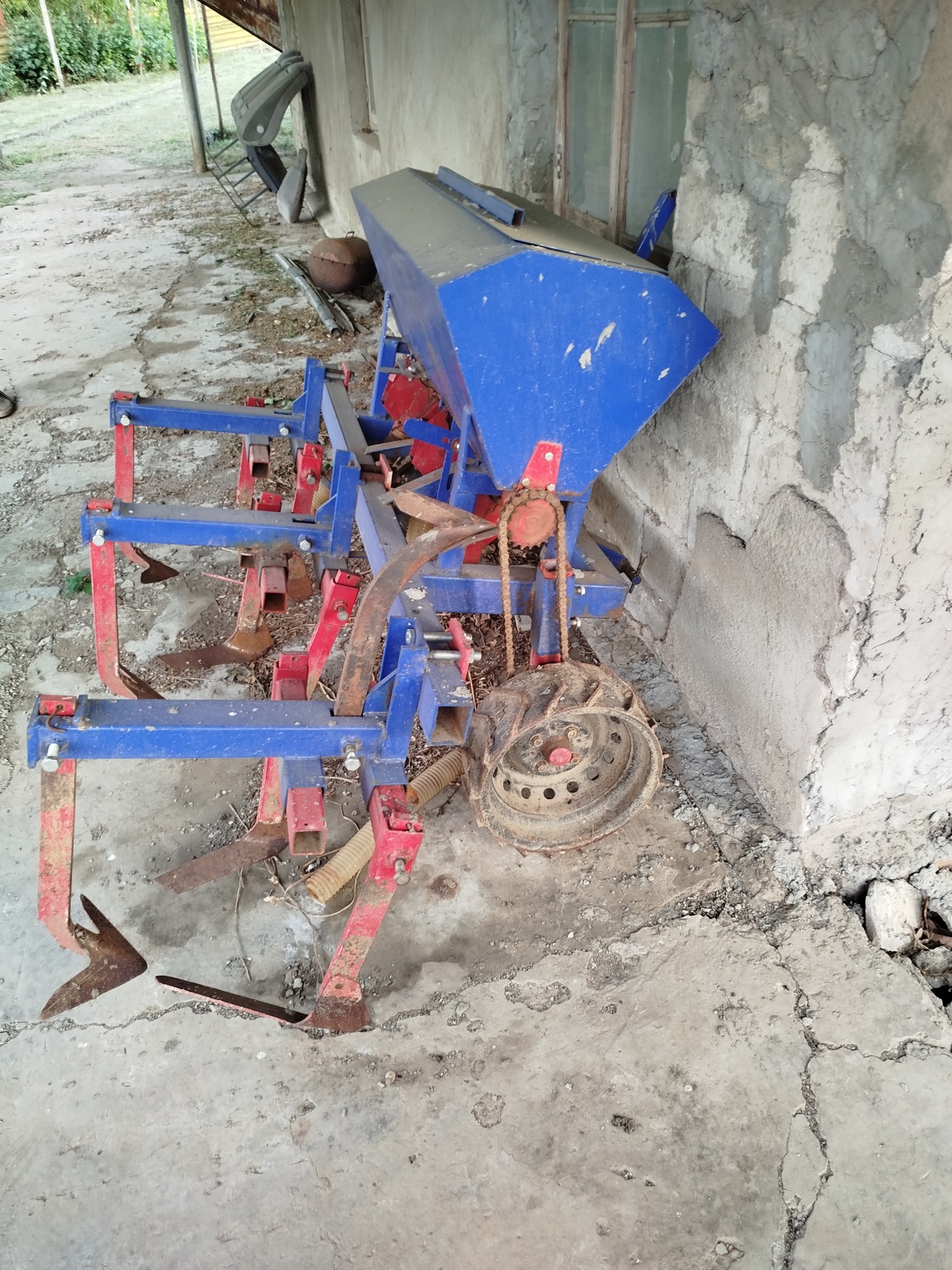 ტრაქტორი იმპლემენტებით